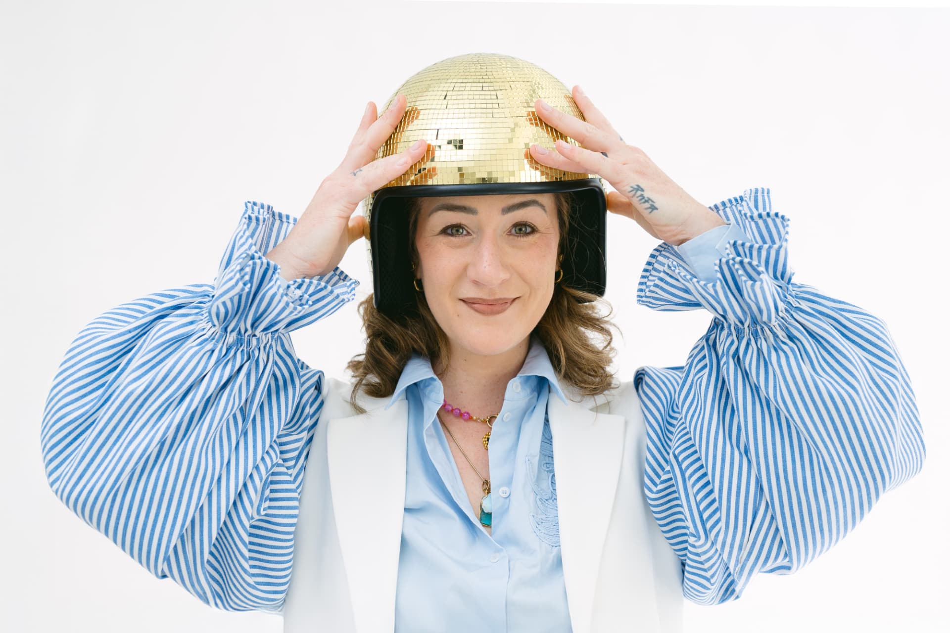 Gisèle Ladner mit Discokugel-Helm für den Neurogespür Podcast